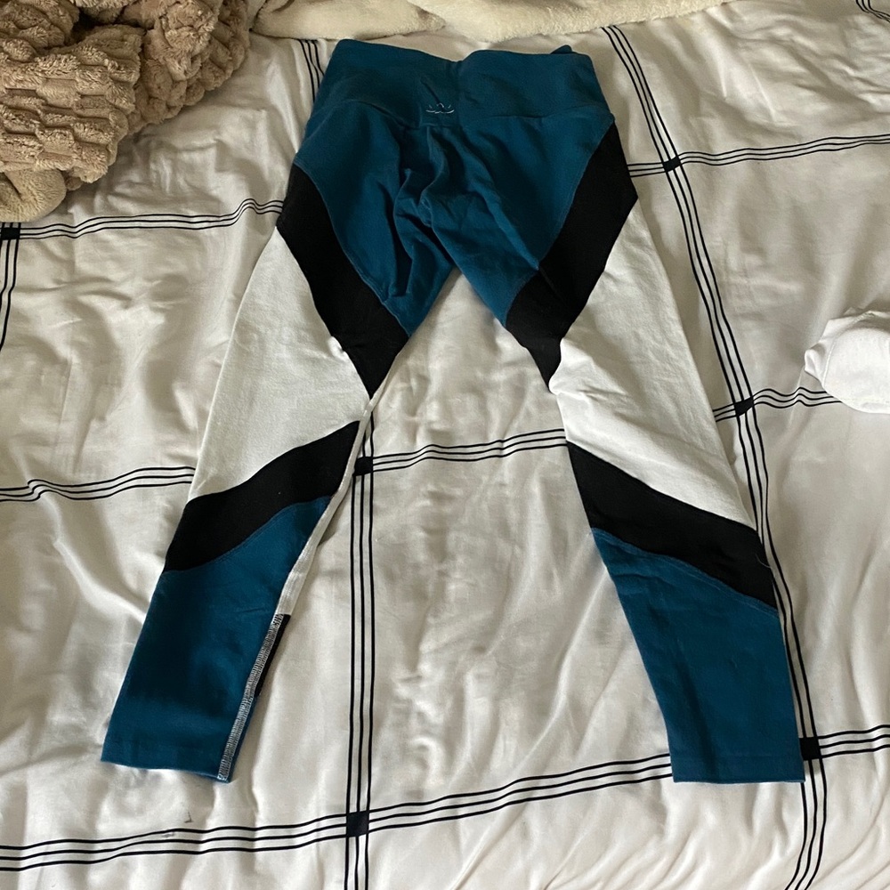 Beyond Yoga Black, Teal and White Colorblock legging